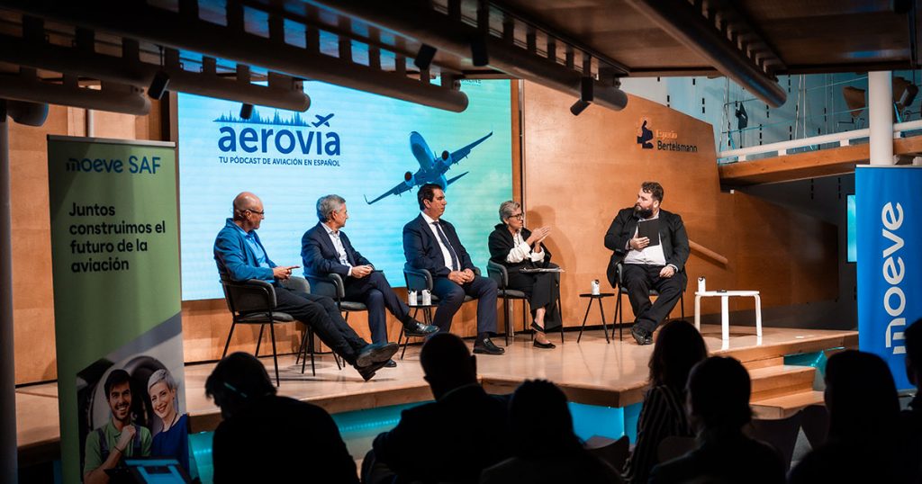 Fotografía del escenario de 'El SAF en la agenda sostenible del transporte aéreo', capítulo especial de Aerovía grabado con público.